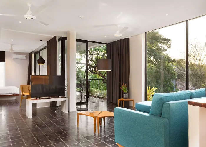 Hillocks & Hotel